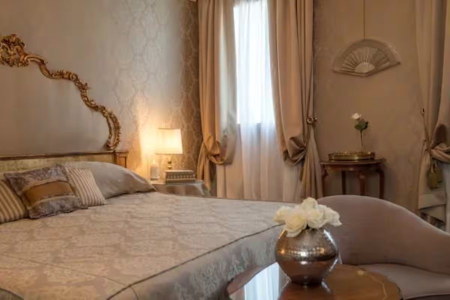 Hotel Metropole — Guest room