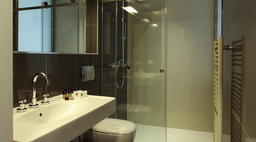 Hotel Metropolis — Bathroom