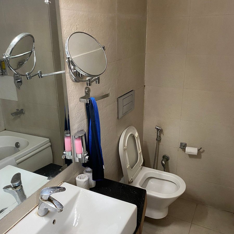 Hotel Metropolitan — Bathroom