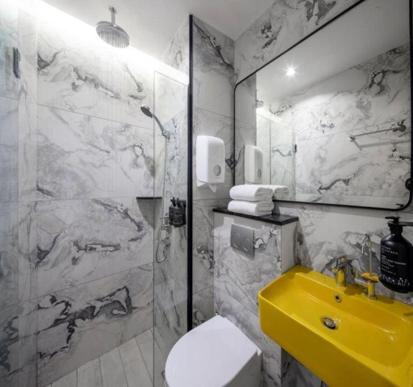 Hotel Mi Rochor Singapore — Bathroom