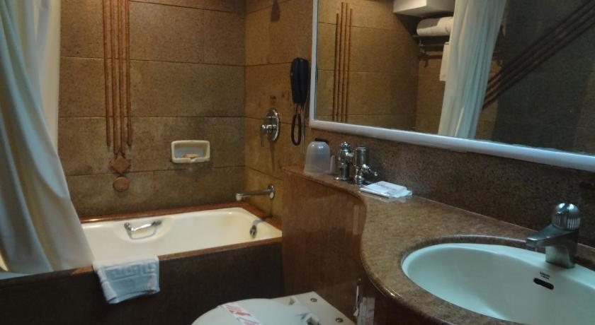 Hotel Midtown Pritam — Bathroom