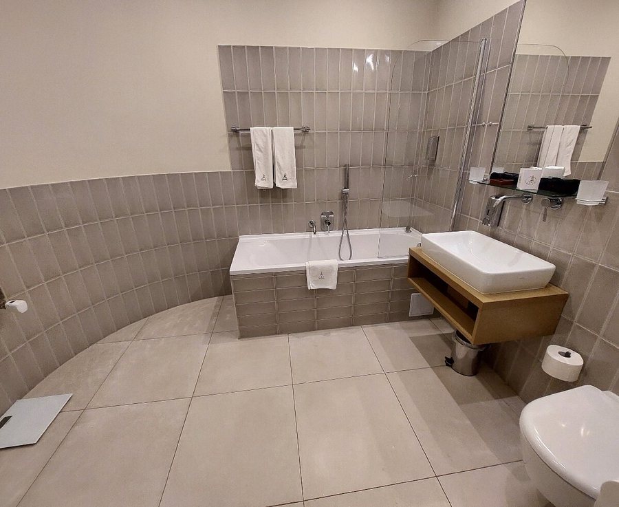 Hotel Mika Downtown — Bathroom