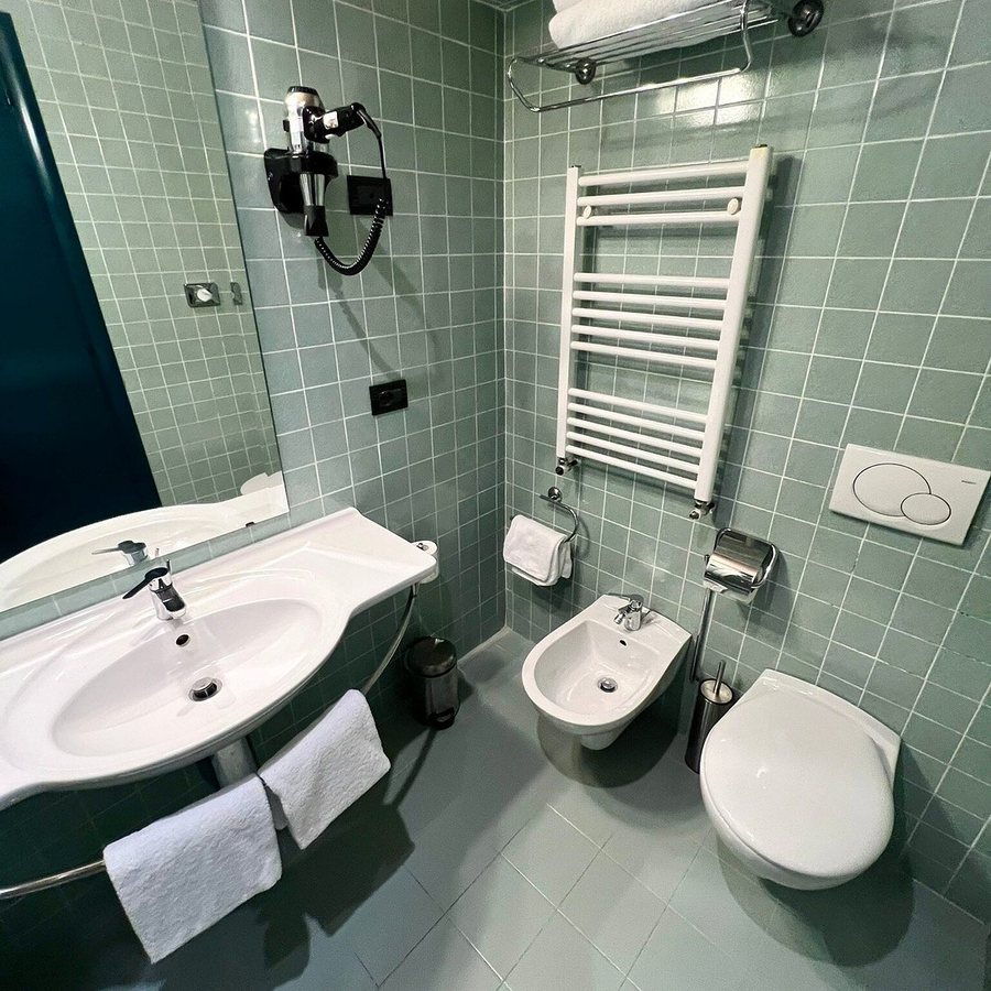 Hotel Milani — Bathroom