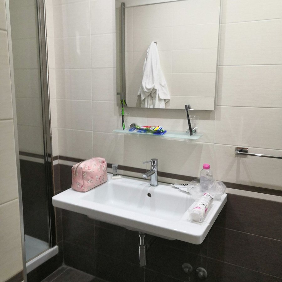 Hotel Mimosa — Bathroom
