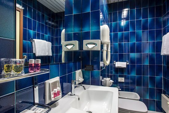 Hotel Mirage — Bathroom