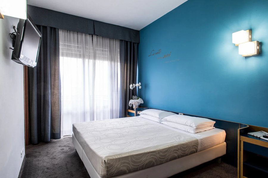 Hotel Mirage — Guest room