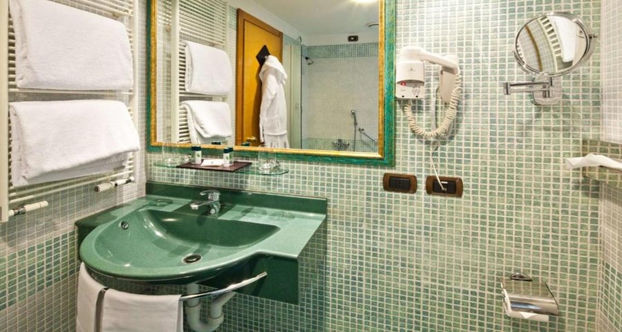 Hotel Mirage Sure Hotel Collection by Best Western — Bathroom