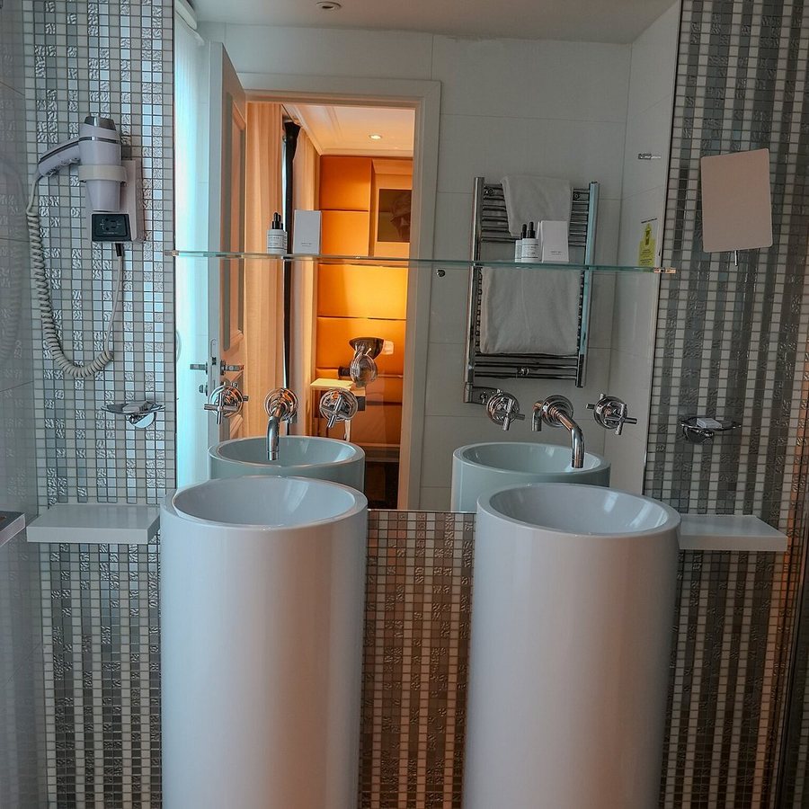 Hotel Moderniste — Bathroom