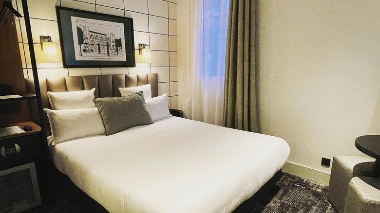 Hotel Moderniste — Guest room