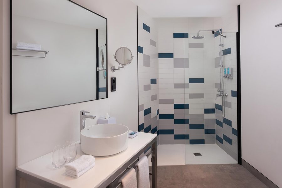 Hotel Moderno — Bathroom