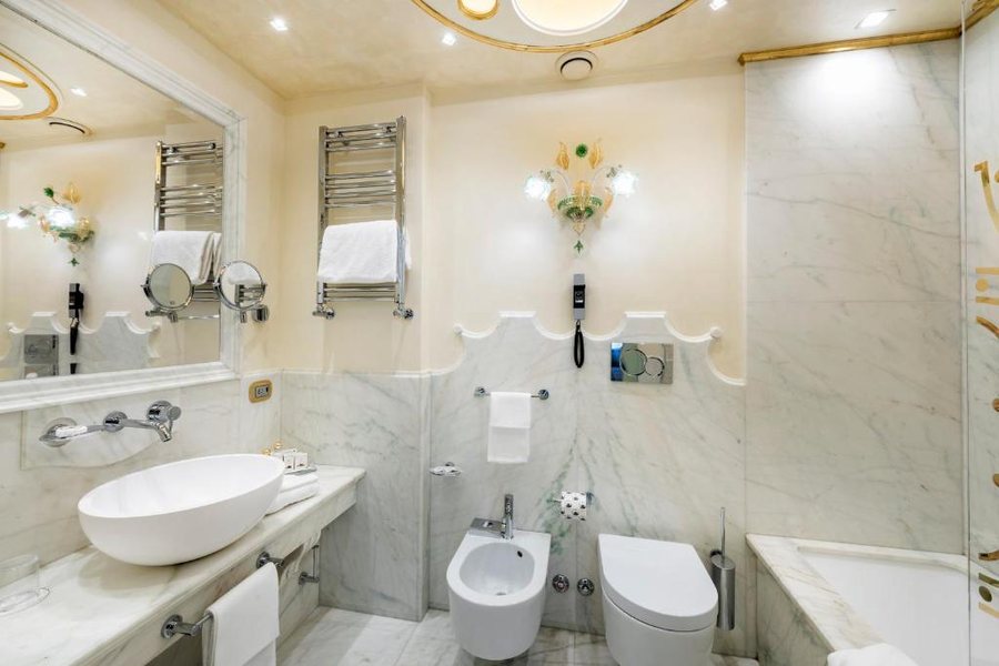 Hotel Monaco Grand Canal — Bathroom