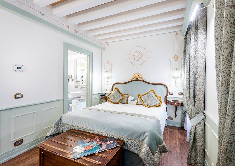 Hotel Monaco Grand Canal — Guest room