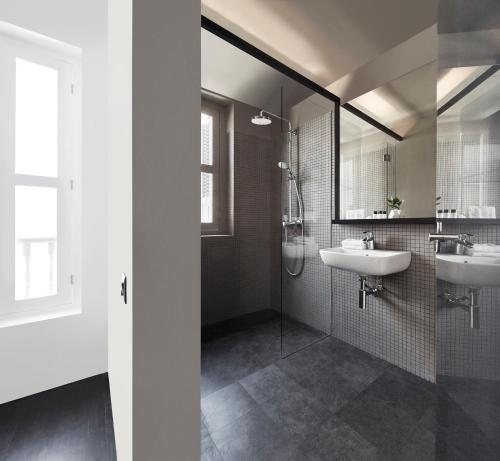 Hotel Mono — Bathroom