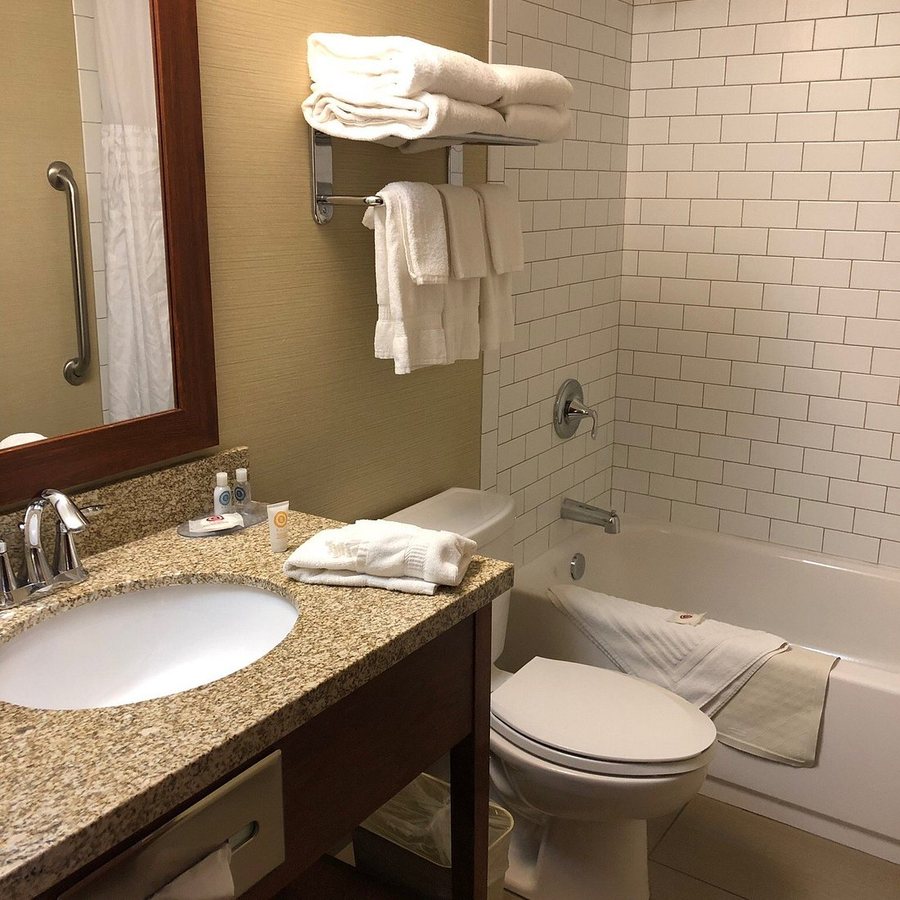 Hotel Monona — Bathroom