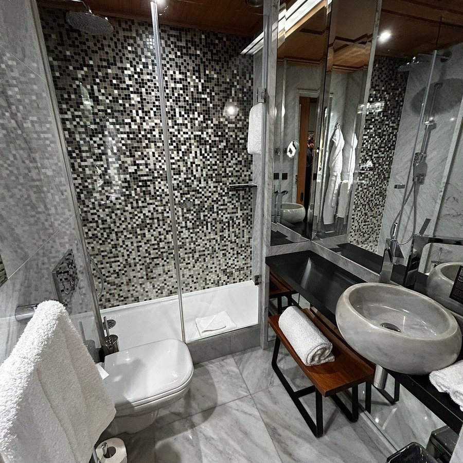 Hotel Montalembert — Bathroom