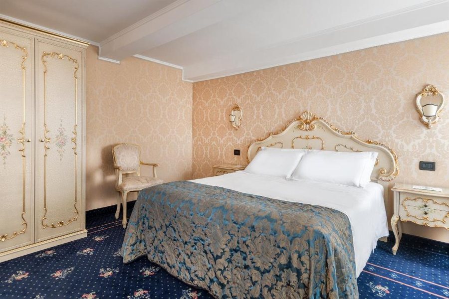 Hotel Montecarlo — Guest room