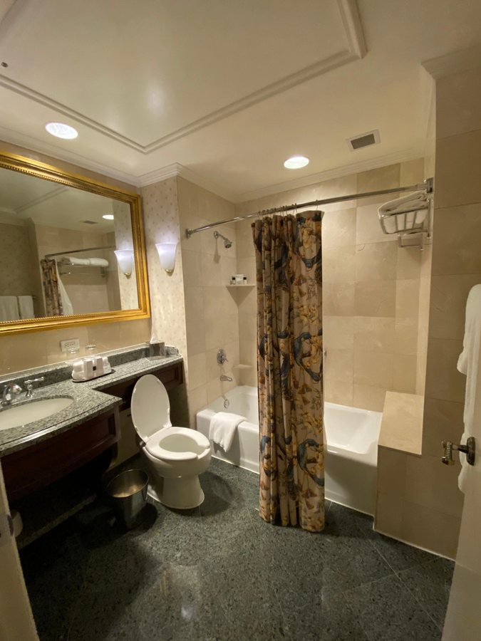 Hotel Monteleone New Orleans Louisiana — Bathroom