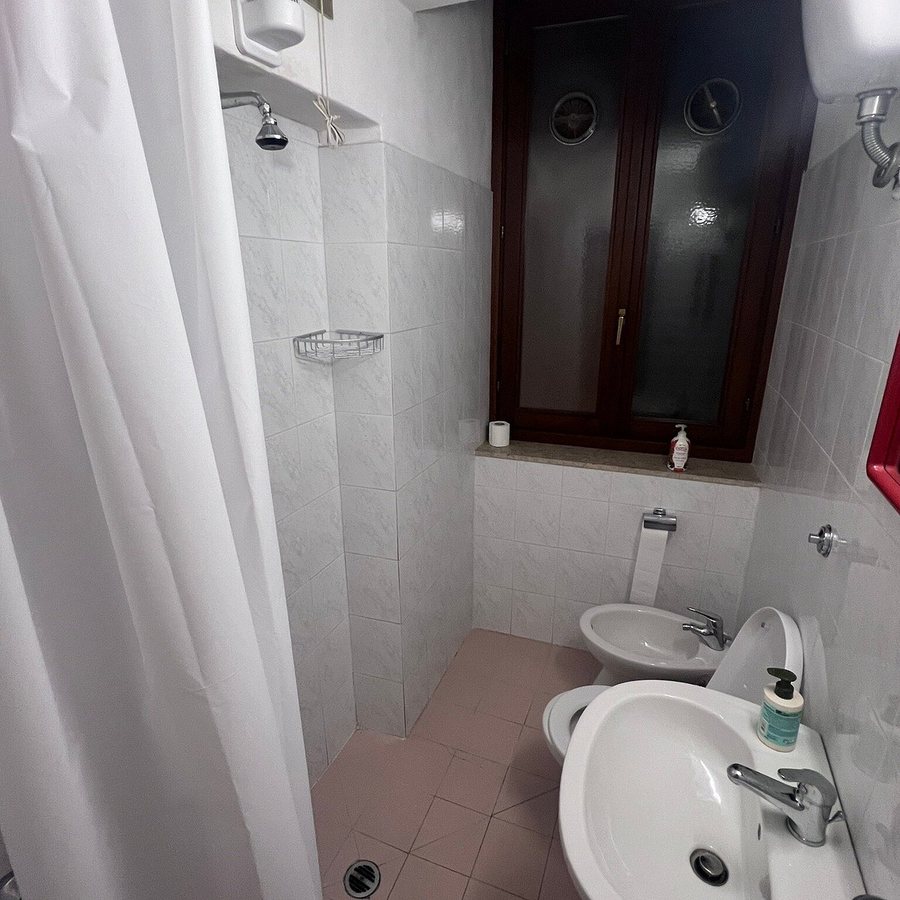 Hotel Montreal — Bathroom