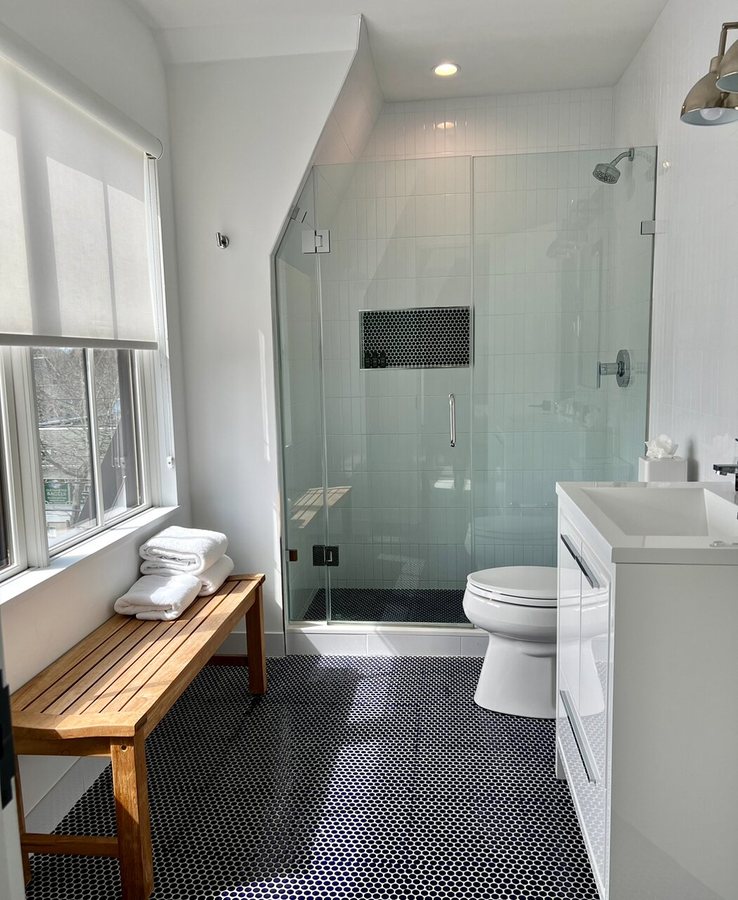 Hotel Moraine — Bathroom