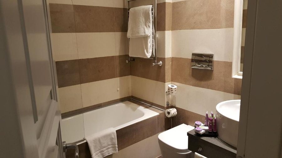 Hotel Morgana — Bathroom