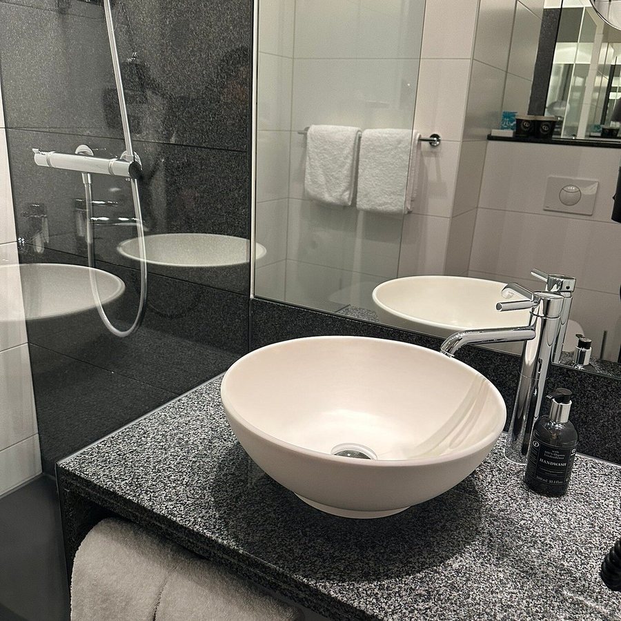 Hotel Motel One Amsterdam — Bathroom
