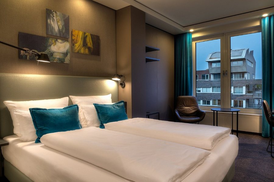 Hotel Motel One Amsterdam — Guest room