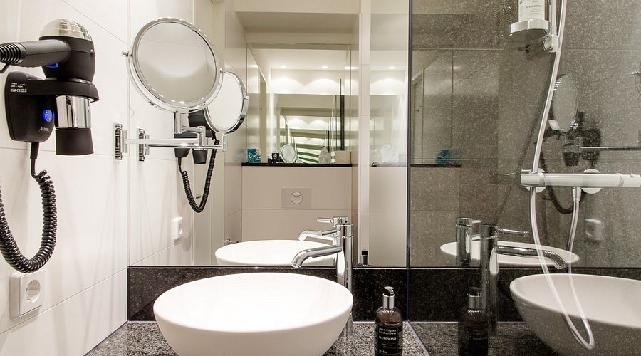Hotel Motel One Berlin Hackescher Markt — Bathroom