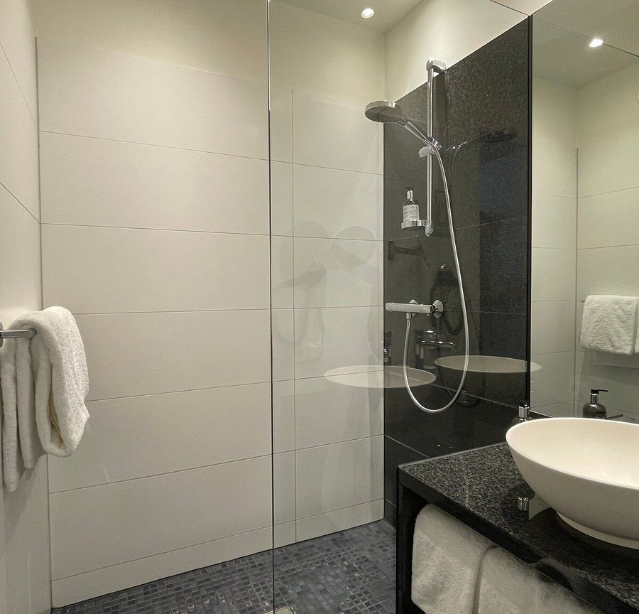 Hotel Motel One Berlin tiergarten — Bathroom