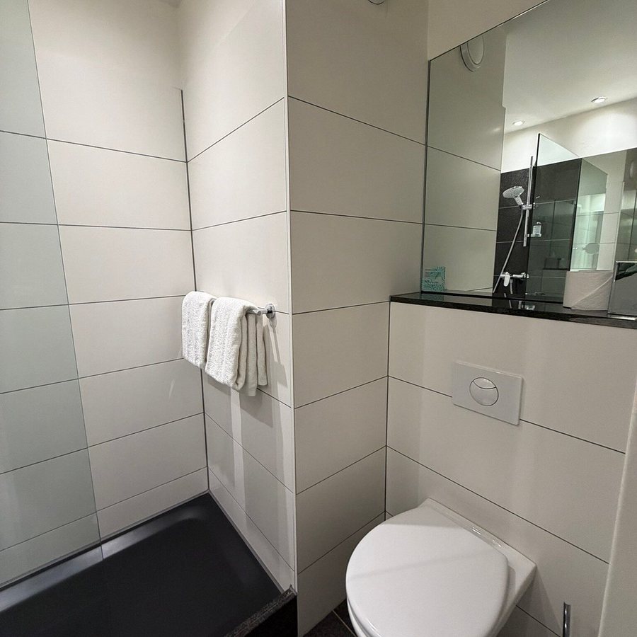 Hotel Motel One Edinburgh royal — Bathroom
