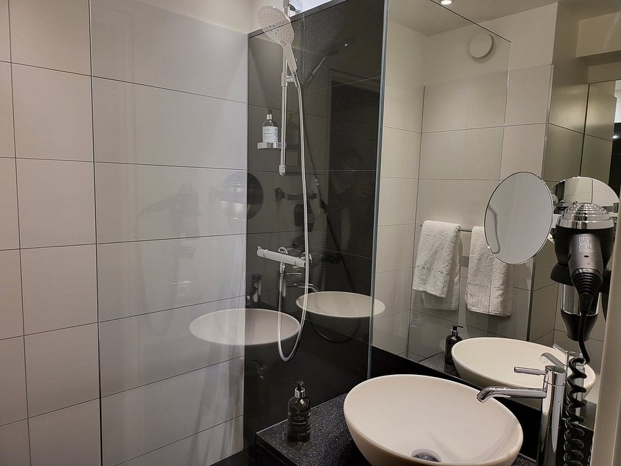 Hotel Motel One Paris Porte Doree — Bathroom
