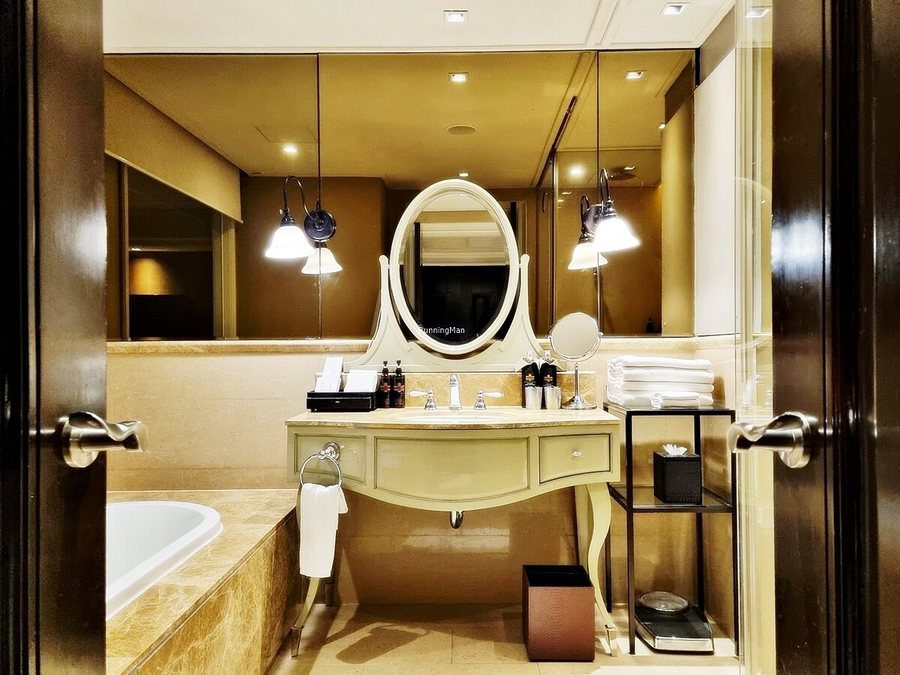 Hotel Muse Bangkok Autograph Collection — Bathroom