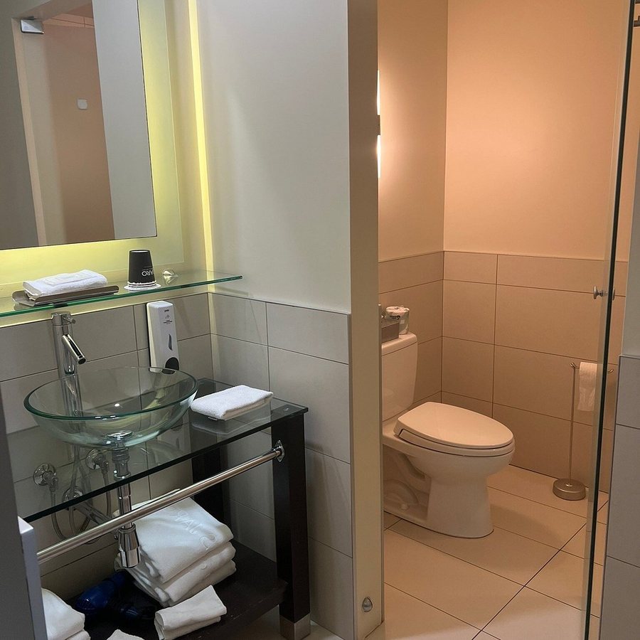 Hotel Must Aeroport de Quebec — Bathroom