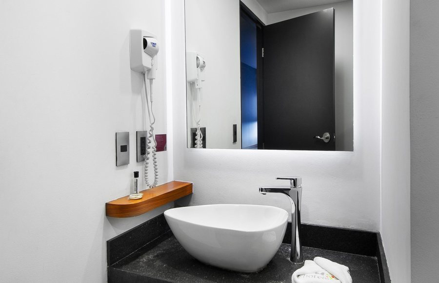 Hotel MX aeropuerto — Bathroom