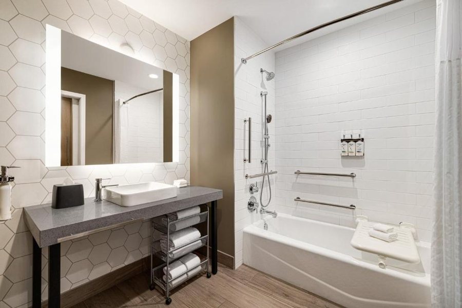 Hotel Nashville — Bathroom