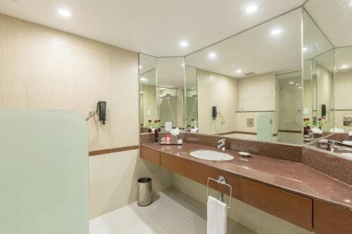 Hotel Naveen Lakeside — Bathroom