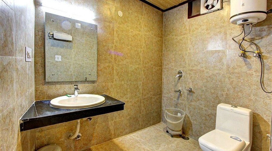 Hotel Nayra Manali — Bathroom