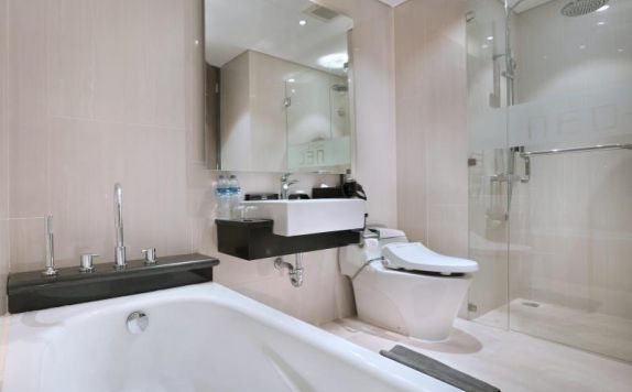 Hotel NEO Kuta Legian — Bathroom