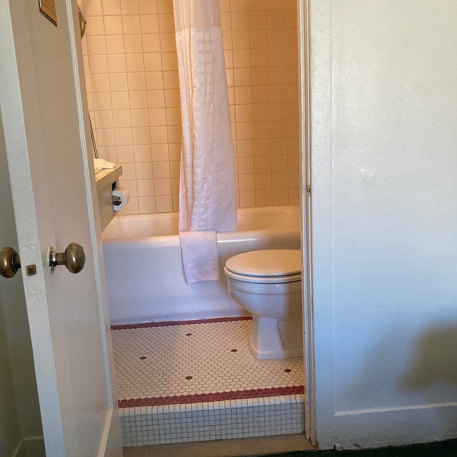 Hotel Nevada and Gambling Hall — Bathroom
