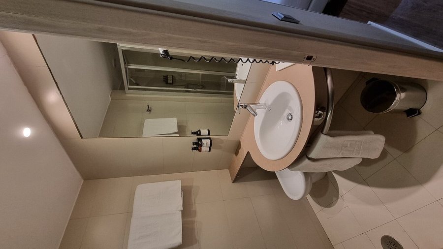 Hotel NH Madrid Barajas Airport — Bathroom
