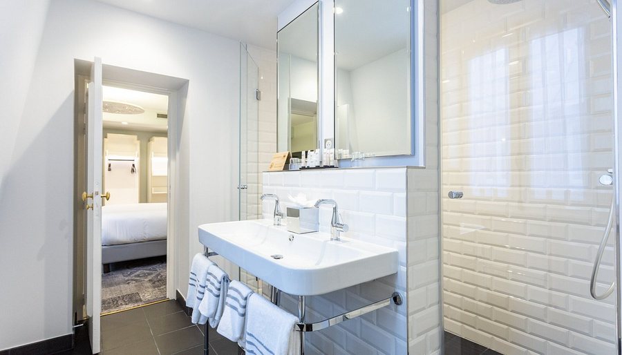 Hotel Normandy — Bathroom