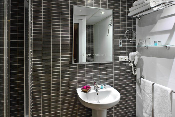 Hotel Nuevo Triunfo Barcelona Catalonia — Bathroom