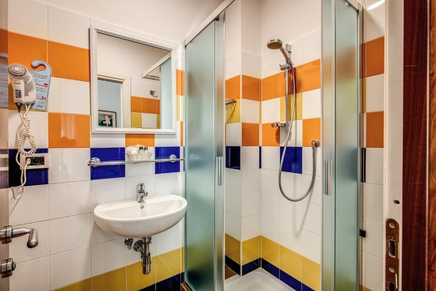Hotel Nuova Italia — Bathroom