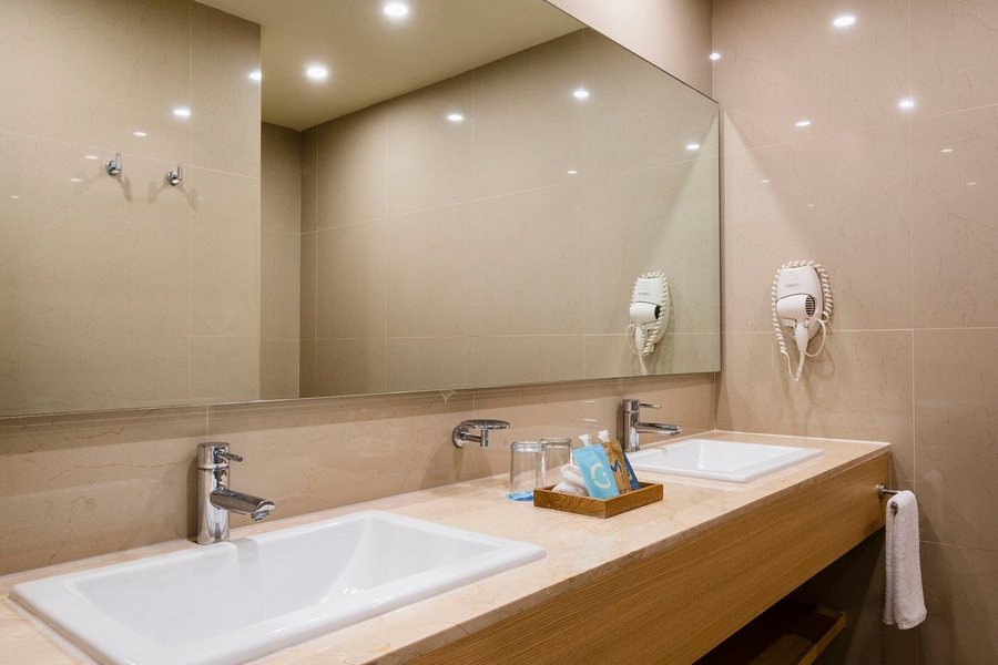 Hotel NYX Cancun — Bathroom
