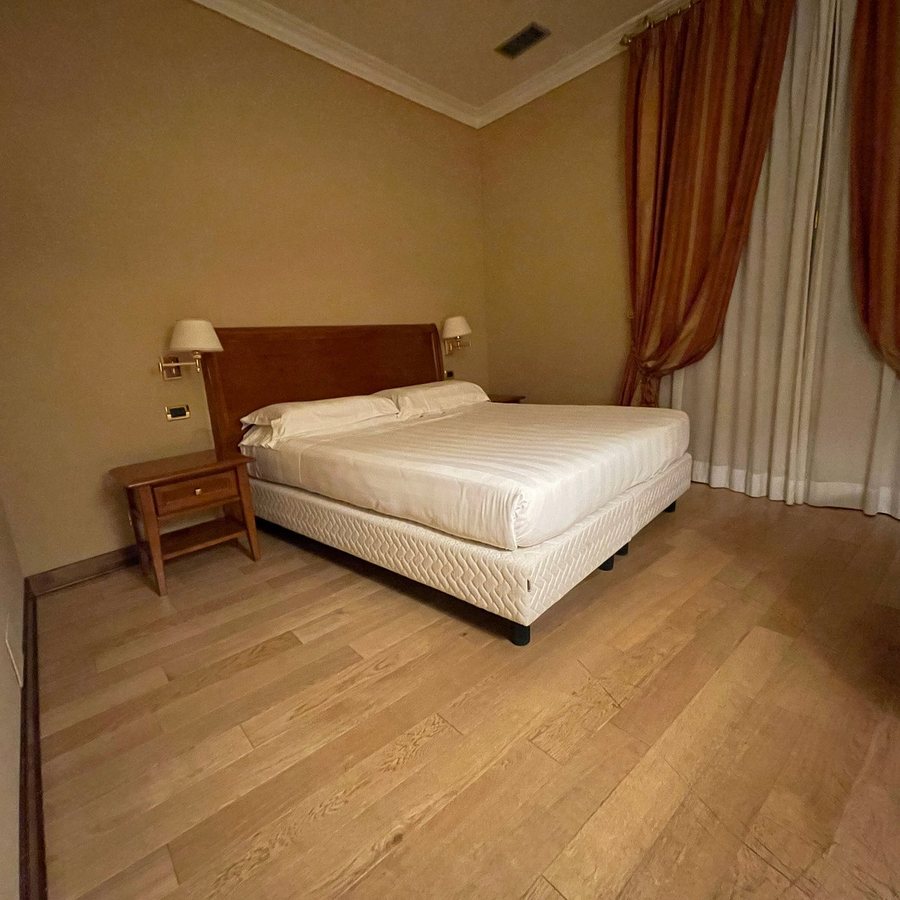 Hotel Oceania — Guest room