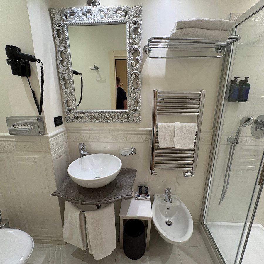 Hotel Olimpia Venice BW Signature Collection — Bathroom