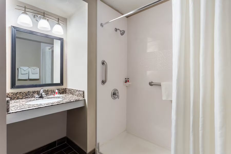 Hotel on Monroe BW Signature Collection — Bathroom