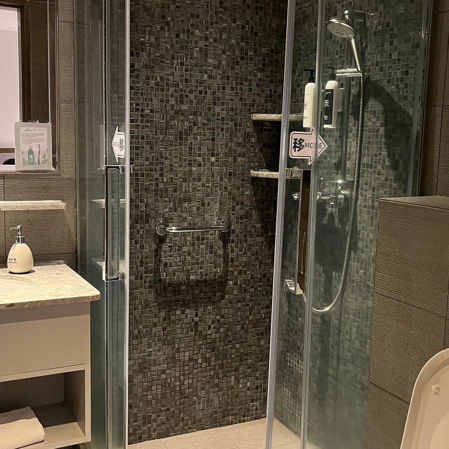 Hotel One Eighteen — Bathroom