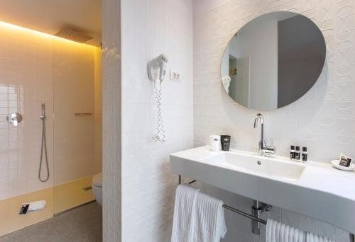 Hotel One Shot Prado — Bathroom