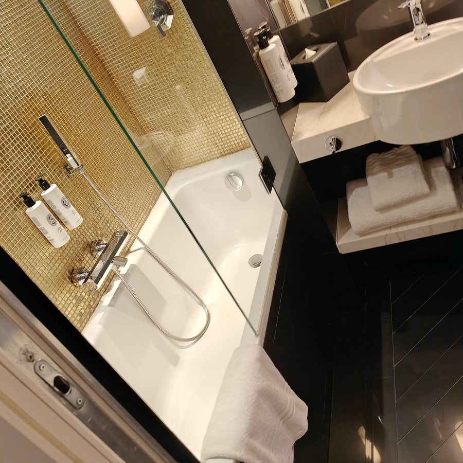 Hotel Opera Richepanse — Bathroom