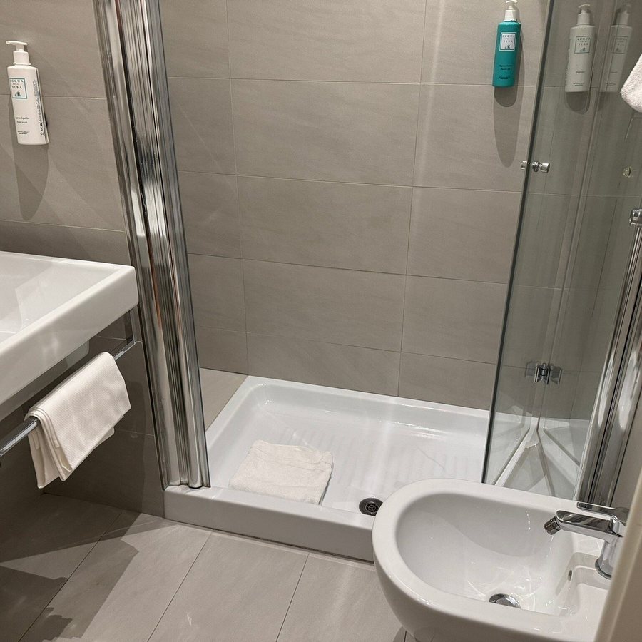 Hotel Oxford — Bathroom